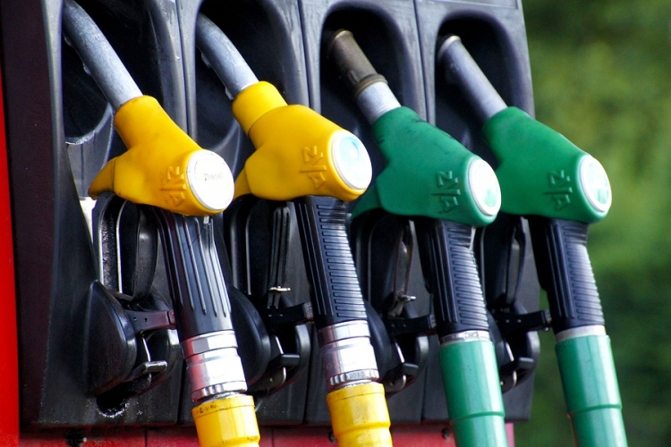 Nem változik az üzemanyagok jövedéki adója júliustól