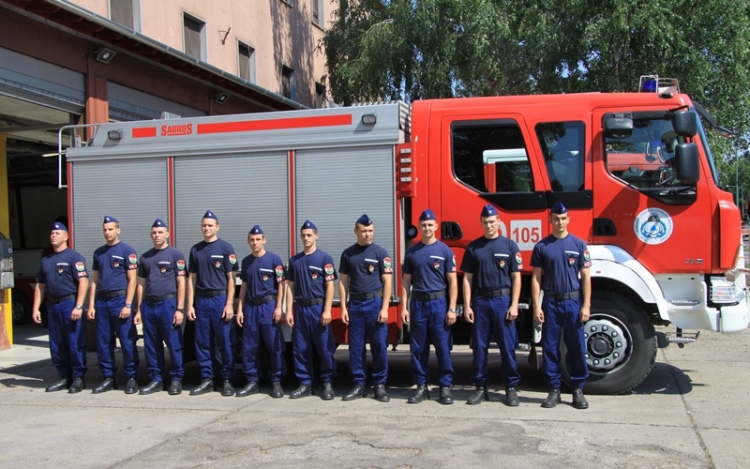 Új tűzoltók köszöntése Dunaújvárosban