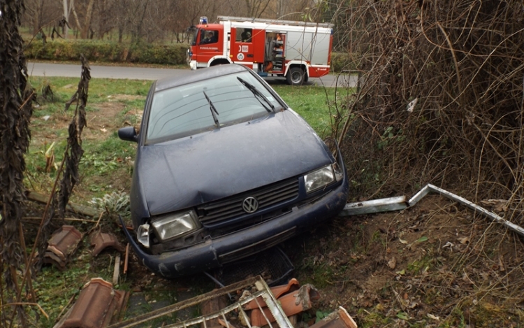 Kerítésnek ütközött egy autó Dunaújvárosban