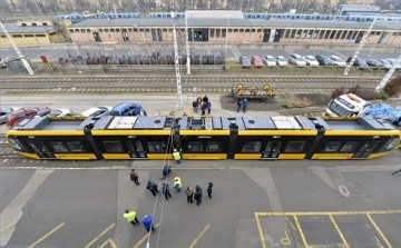 Megérkezett az első CAF-villamos Budapestre