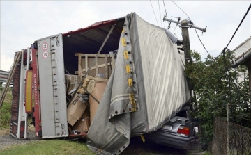 Háznak csapódott egy kamion a Vas megyei Kisunyomnál