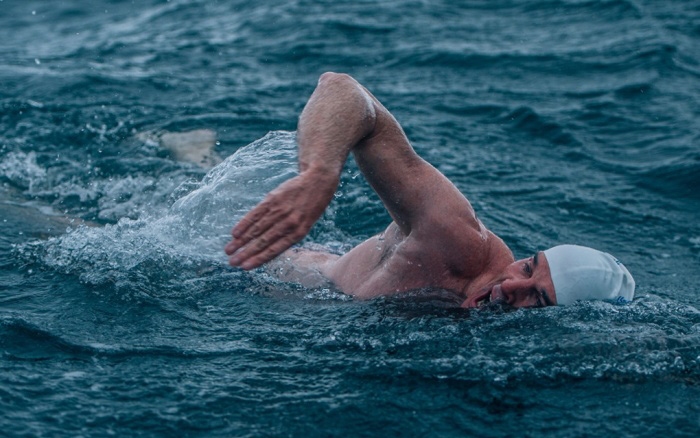 Az Antarktisz jeges vizében úszva kampányol a Ross-tenger védelméért egy brit férfi