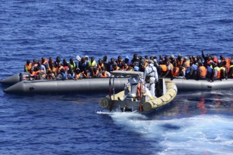 Felborult egy migránsokkal teli hajó Lampedusánál