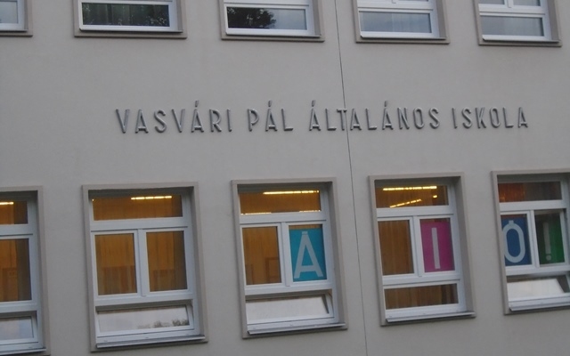 Vasvári iskola: felújítva, átadva, bemutató, majd bolondozás