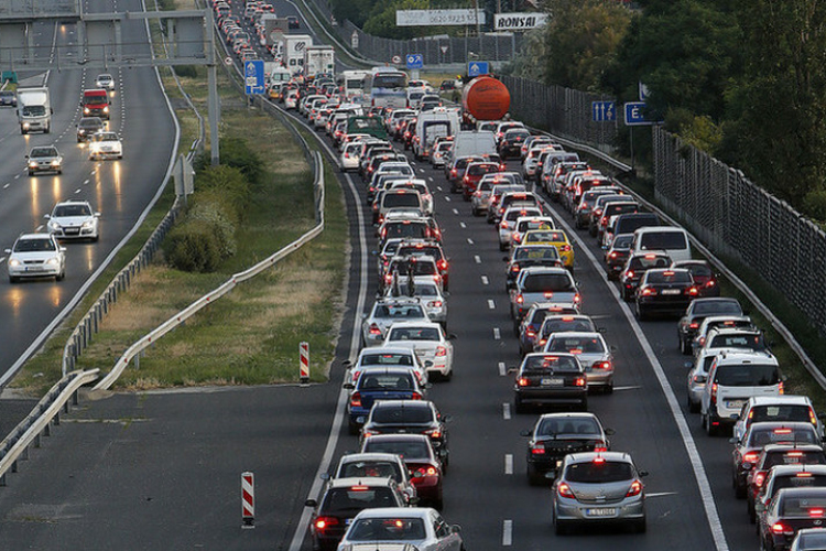 Hét jármű ütközött az M7-esen Budapest felé Törökbálintnál