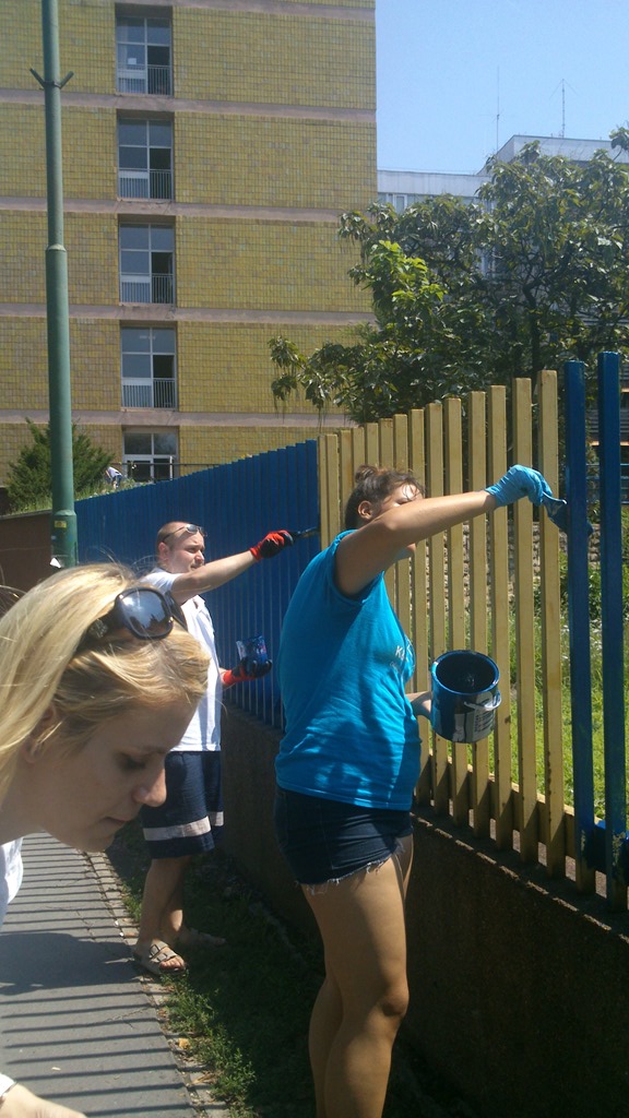 Összefogással festett kerítés