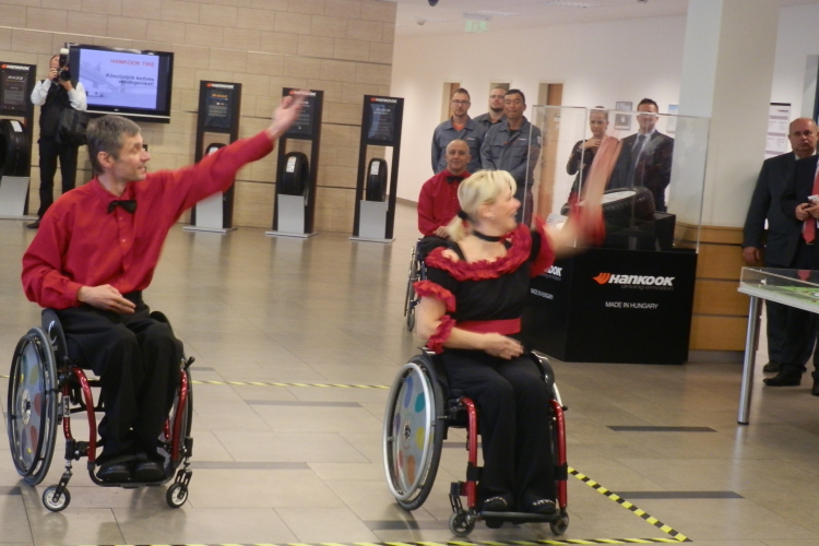 Egy guminyi virág, tánc kerekes székben és a 25 millió forintnyi abroncs