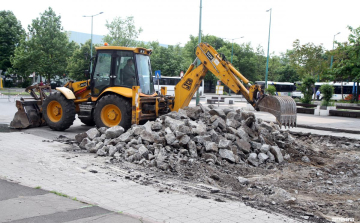 Béke tér - átadás határidő előtt