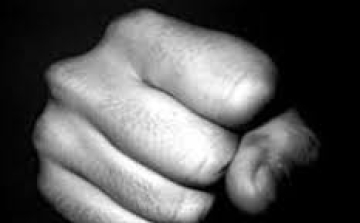 Megütötte és elvette pénzét