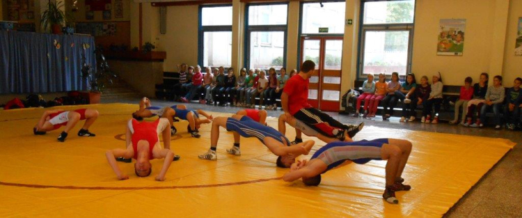 Birkózoknak jelentkezhetnek