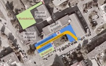 Változik a parkolás a Városháza téren