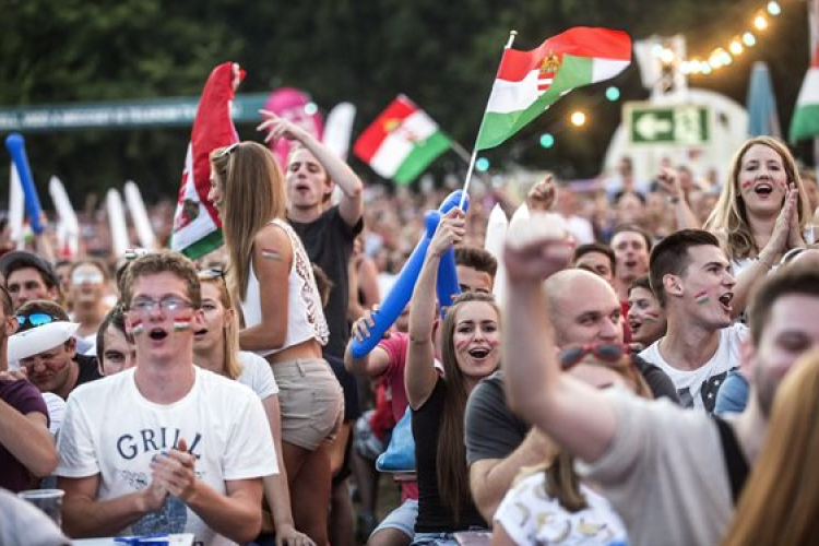 A szurkolók most is ünnepelték, bíztatták a kiesett magyar csapatot