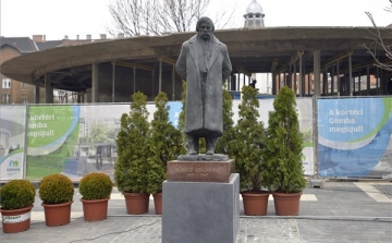 Visszahelyezték Móricz Zsigmond szobrát a körtérre