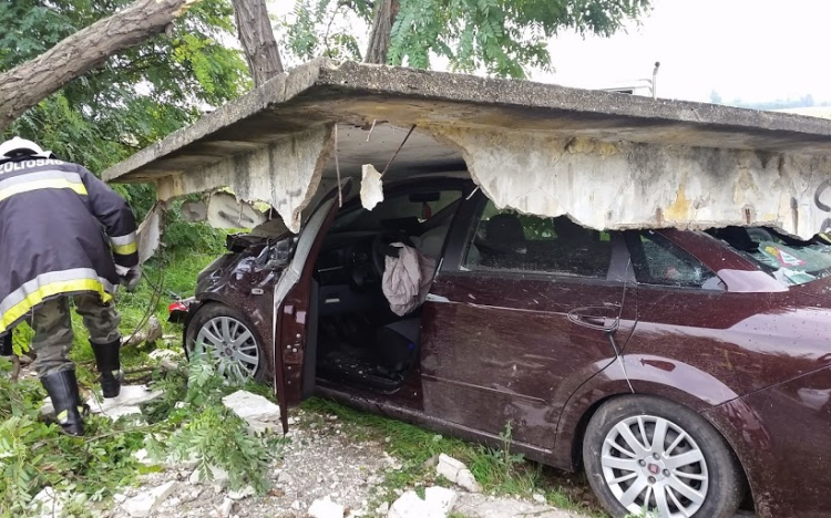 Buszmegállóba érkezett a személyautó