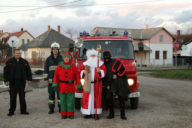 A Mikulás rendelésre tűzoltóautóval ( is) jár
