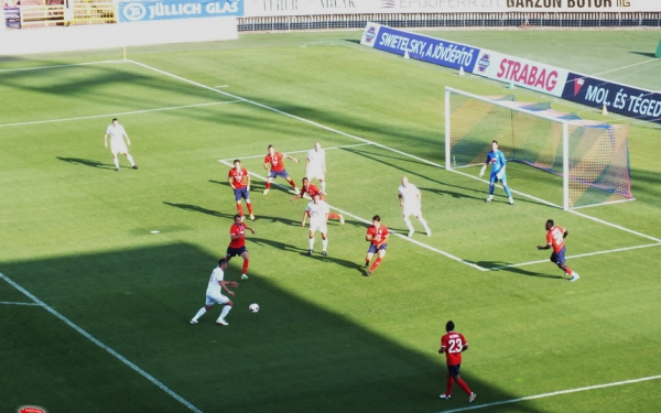 Nyomunkban a fél mezőny