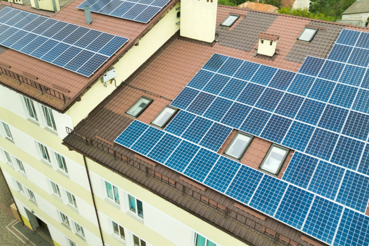 Megfizethető kényelmet nyújt az elektromos tetőablak