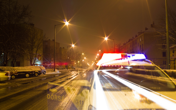 Ágyneműtartóba bújt a rendőrök elől 