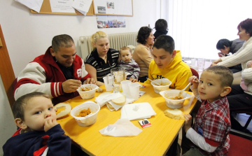 Ételosztás a Fészekben