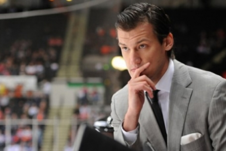 Fiatal és sármos a másodedző