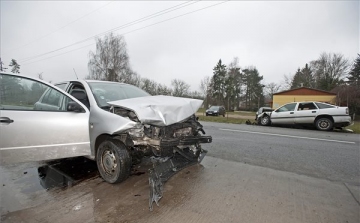 Öten sérültek meg egy közúti balesetben Gödöllőn