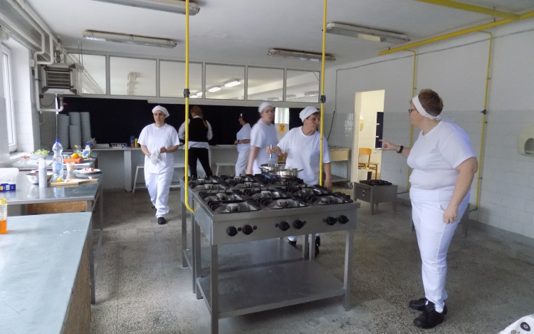 Rácsok mögül a pult mögé