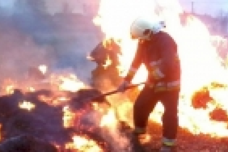 Besnyőn égtek a bálák