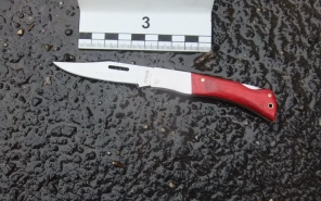 Őrizetben a késes támadó