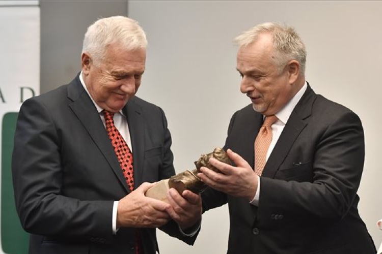 Václav Klaus kapta a Petőfi-díjat