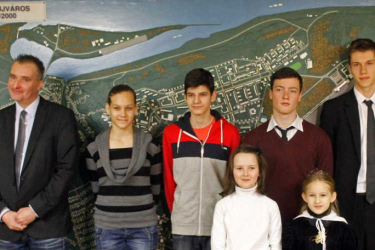 A polgármester fogadta a diákokat- képekkel