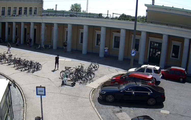 LOPÁS MIATT KERESSÜK