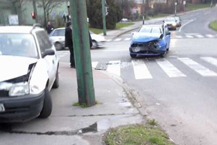 Két kocsi lett a figyelmetlenség áldozata