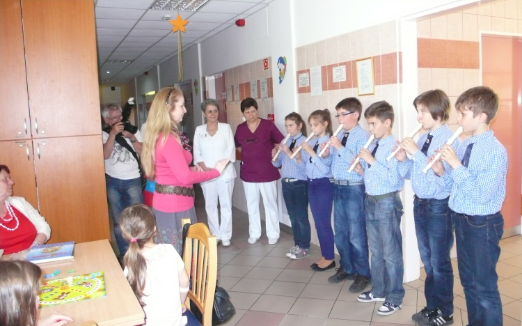 Százezret énekeltek a gyerekeknek