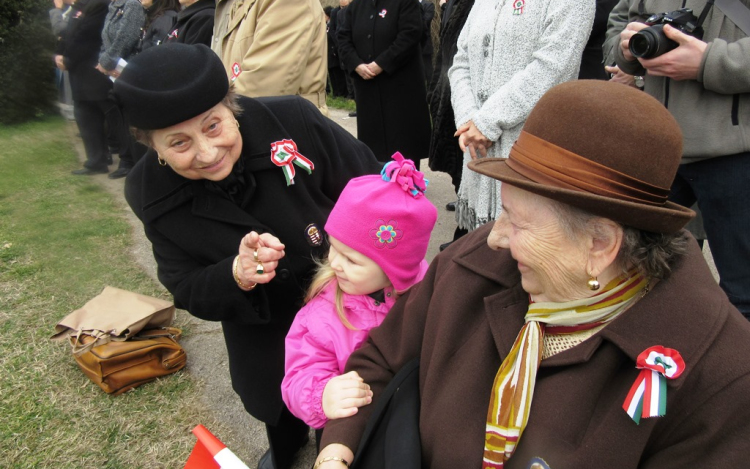 Piros betűs ünnep a szívünben -képekkel