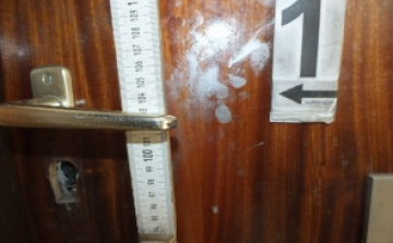 Éjszaka volt, gondolta lop egy telefont némi készpénzzel