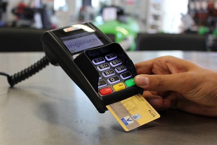 Egyre népszerűbb a bankkártyás vásárlás – egyre tudatosabb is