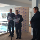 Miniszter az élményfürdőben