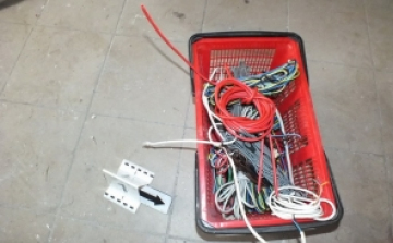 Az épület falát bontva kábelt lopott