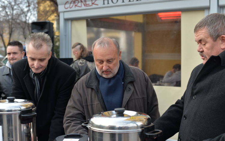 Jótékony célú forralt bor és tea