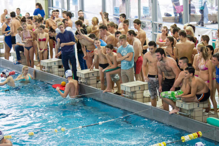 Víziparádé a középiskolásokkal