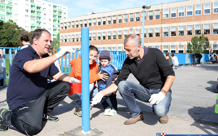 Lefestették az iskola kerítését