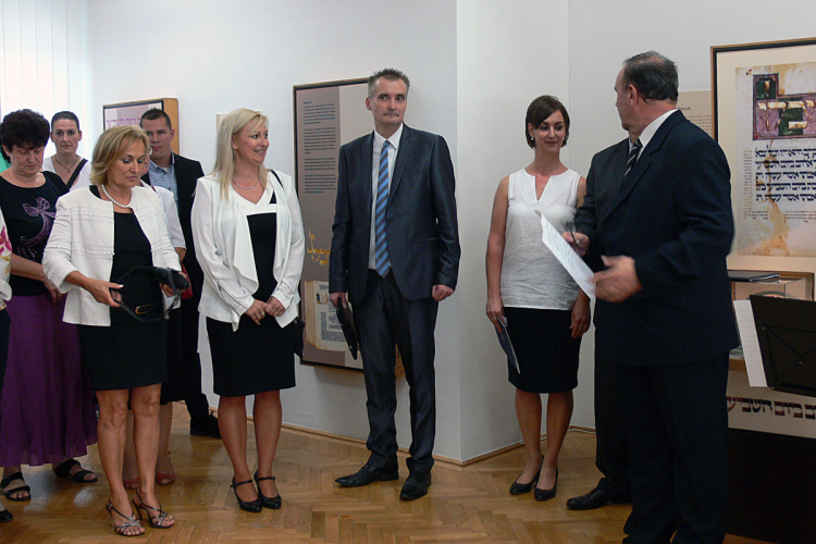 Zsidó kéziratok és szertartási tárgyak az Intercisa Múzeumban