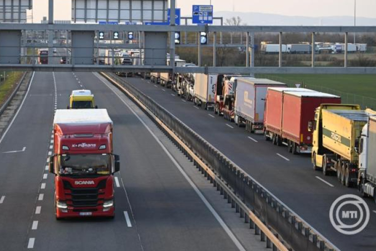 Hőség - ÉKM: időszakosan felfüggesztik a kamionstopot a hétvégén