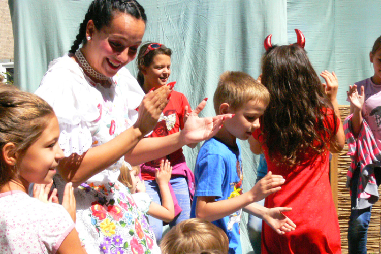 Nyári Topogás és Vásári Komédiák az MMK-ban Ábelesz kóbelesz, Szélrózsa Társulat előadása