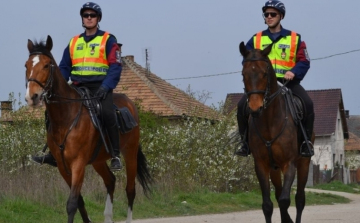 Lovas járőrök az utakon