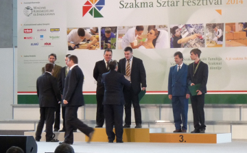 Két diákunk kapott érmet a miniszterelnöktől