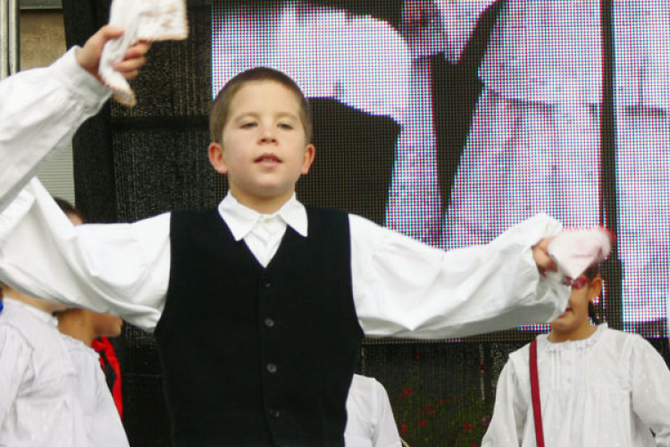 Móricz iskolások szereplése a Főtér avatásán