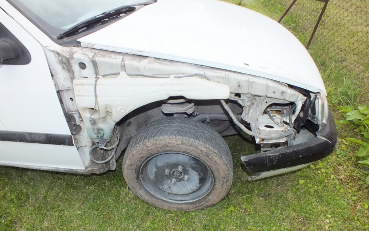 Összetörte a javítani átvett autót