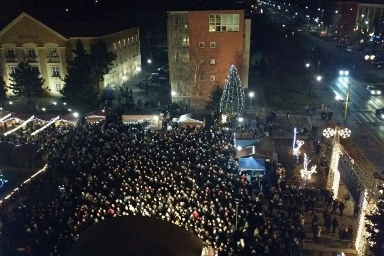 Telt tér előtt Kowlasky meg a Vega