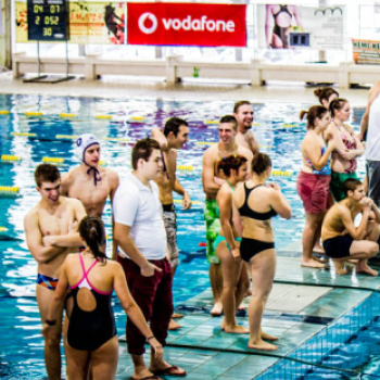 Víziparádé a középiskolásokkal